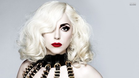 Lady Gaga presentándose 